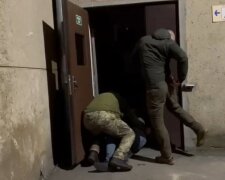 Чоловіка силоміць затягують до ТЦК. Фото: скрін відео