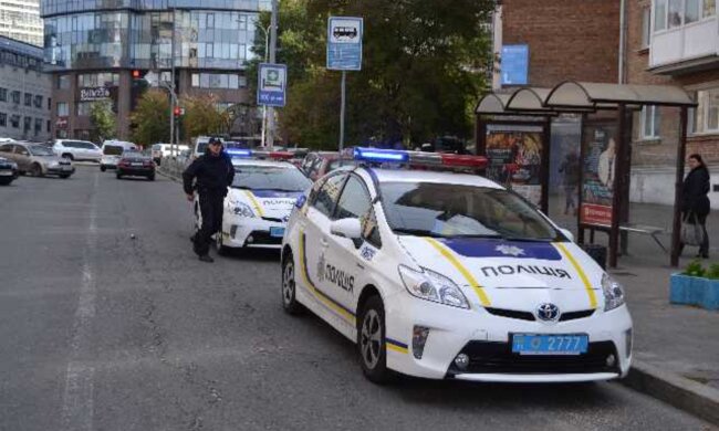 У Львові неадекват збив беззахисного малюка і втік, патрульні отетеріли: "Ледь витягли з машини"