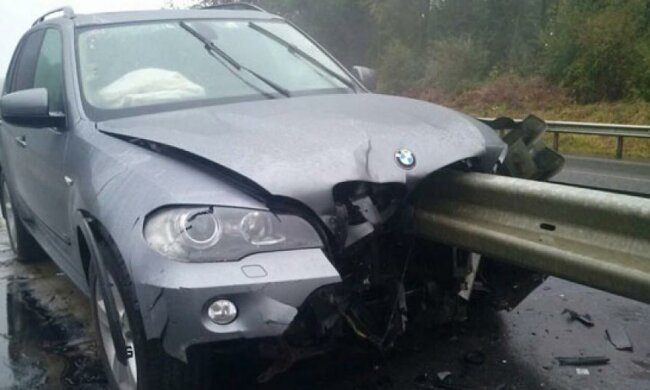 На Львівщині відбійник проткнув BMW