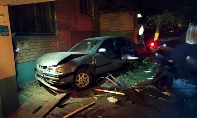 В Запорожье пьяный в стельку водитель "припарковался" в подьезд - шифровался от жены и попал в эпичную переделку