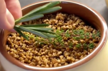 Горшочки с гречкой, кадр из видео