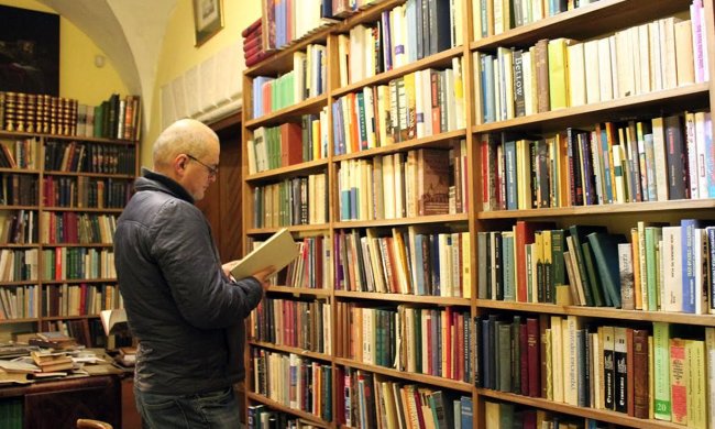 Машина цензуры запретила украинцам десятки книг: что попало под запрет и почему