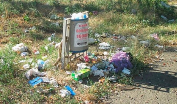 Маріупольці завалили зупинки сміттям (фото)