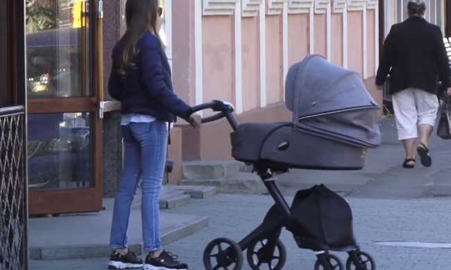 Украинка с ребенком. Фото: скрин youtube
