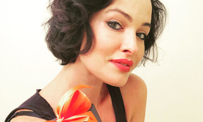 Кучеряшка Астафьева восхитила идеальной фигурой в одних бусах: черная смородинка