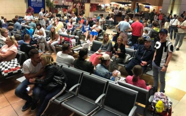 Півдоби без води та їжі: українських туристів "заблокували" в аеропорту
