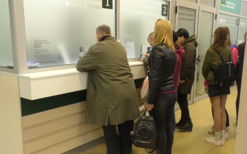 Українці в банку. Фото: скрін youtube