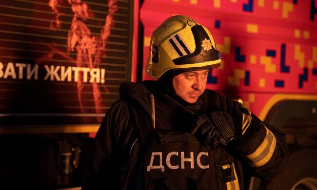 Последствия вражеской атаки на Киев: поврежденная многоэтажка и сгоревшие авто