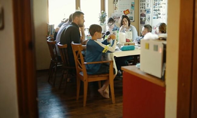 Сім'я українців, яка виховує сина з синдромом Дауна, поділилася секретом щастя: "Змінювати країну потрібно самим"