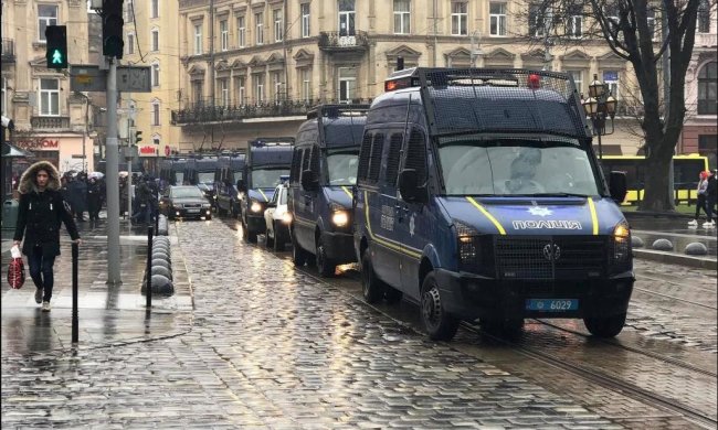 У Львові неспокійно: дороги перекриті, на вулицях військова техніка і поліція