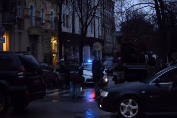 Шампусик на капоте и голые ягодицы: компания на Range Rover устроила мерзкое представление, копы нашли много интересного
