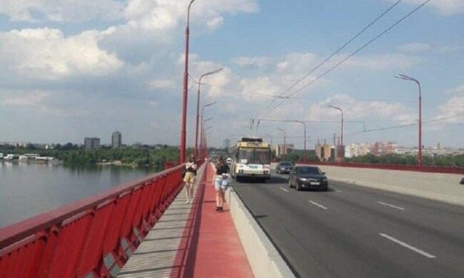 У Дніпрі автобус втратив "ногу" на ходу, пасажири не встигли навіть пискнути