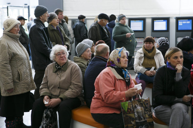 Украинцы массово отказываются платить за коммуналку: куда идут деньги с монетизации субсидий
