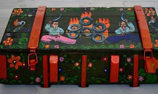 Розмальовані ящики для снарядів продадуть на аукціоні (фото)