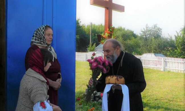 "Нет на тебе креста!": разъяренная львовянка едва не снесла церковь вместе с попом