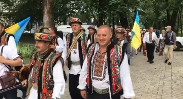 Раду оточили розлючені гуцули, Зеленський прикрився натовпом копів: "Почуйте нас"
