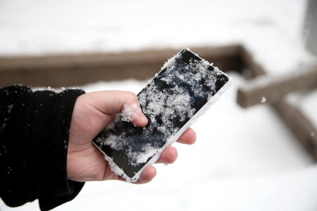Мобильный телефон, снег. Фото из свободных источников