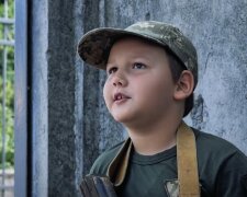 7-летний школьник из Сум охраняет военкомат. Фото скриншот из Youtube