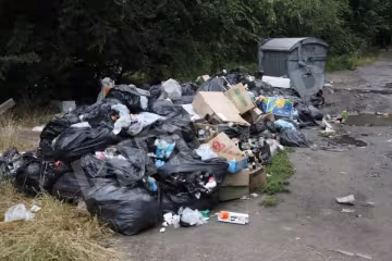 Центральний пляж Запоріжжя перетворився на звалище - гора смердючих пляшок замість піску