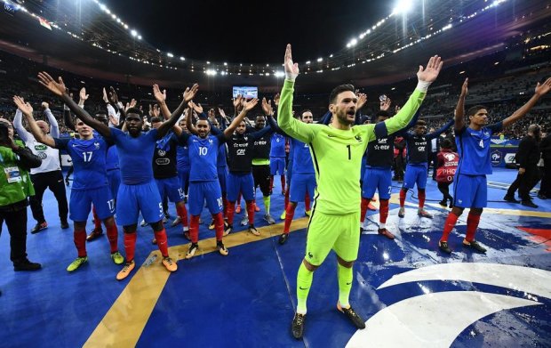 Сборная Франции вместе с фанатами отпраздновала победу на чемпионате мира: видео