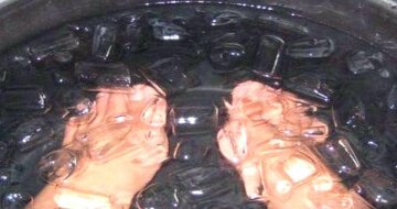 Ноги в крижаній воді, кадр з відео