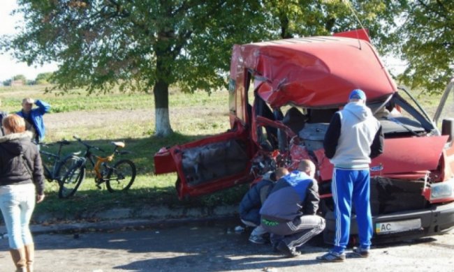 Вісім людей отримали поранення через зіткнення мікроавтобуса та «КамАЗа» (фото)