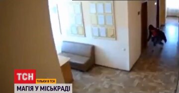 Співробітниця мерії підсипала під двері колегам землю з кладовища, скріншот