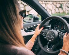Жінка в авто: фото з вільних джерел