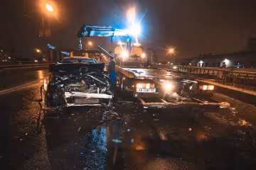 Кровавый поцелуй в лобовое: в Киеве маршрутка протаранила легковушку, первые фото и видео