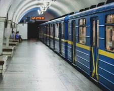 Пасажири в київському метро під час повітряної тривоги
