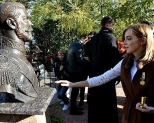 Поклонська повідала про "чудотворне" погруддя Миколи II в Криму