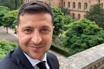 Зеленский похвастался ярким селфи из Черновцов: "То, что нас объединяет"