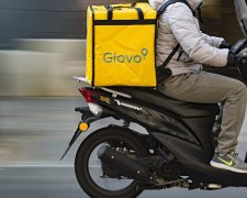 Киянина відрихтував кур'єр Glovo: шоломом - по голові, відео дикої розправи