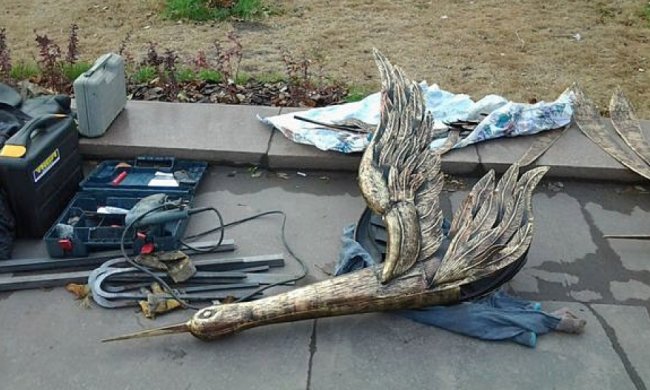 Лебеді прикрасять монумент загиблим воїнам у Дніпродзержинську (фото)