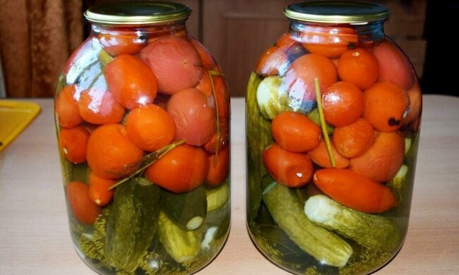 Мариноване асорті з огірків та помідорів на зиму: солодке і гостре в одній банці