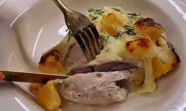 Куриные бедра с ананасом, кадр из видео