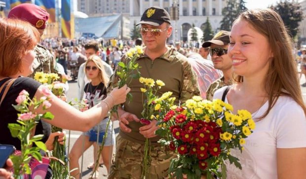 После Марша Независимости киевляне и гости дарили цветы украинским защитникам