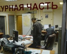 У центрі Петербургу пограбували та підпалили відділок поліції