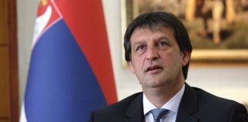 Міністра оборони Сербії звільнили за образу журналістки
