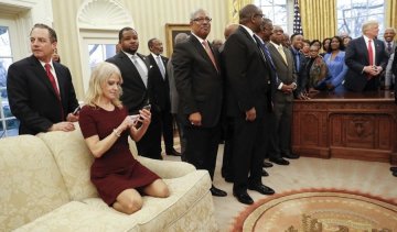 Радниця Трампа виправдалася за непристойне фото в Овальному кабінеті