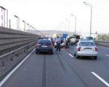 Через аварію на Південному мосту Києва зупинився рух