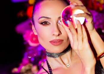 DJ NANA, instagram.com/anastasia_domination/