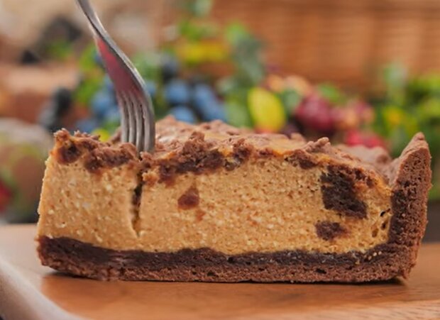 Сирний пиріг зі згущонкою, скріншот: YouTube