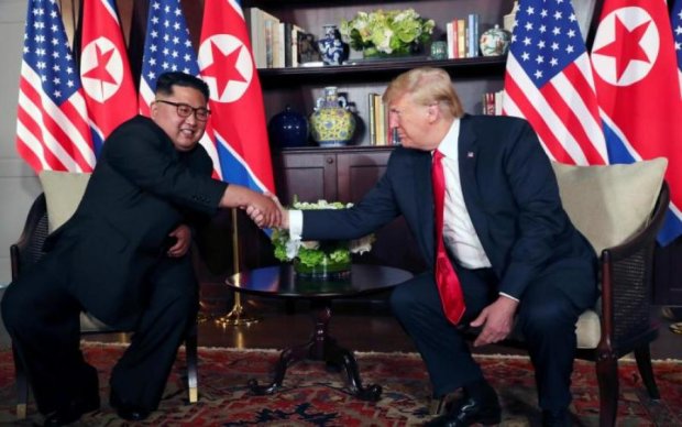 
Трамп и Ким Чен Ын встретились после месяца прелюдий: эпичные кадры