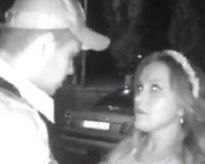 У Києві п'яні наречений і наречена накинулися на патрульного (відео)