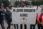 Франківські ресторатори накрили стіл під мерією: "Не дамо"