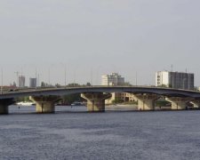 Киевских водителей предупредили об ограничении движения на Русановском мосту