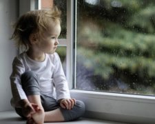 Сироти при живих батьках: чому українці масово відмовляються від дітей