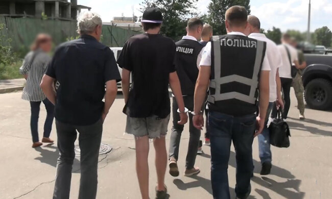 Поліція затримала чоловіка за підпал 12 авто військових, фото Нацполіція