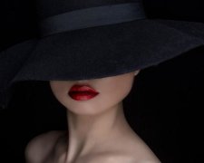 Одна шапка осталась: жена украинского нардепа разделась в сети